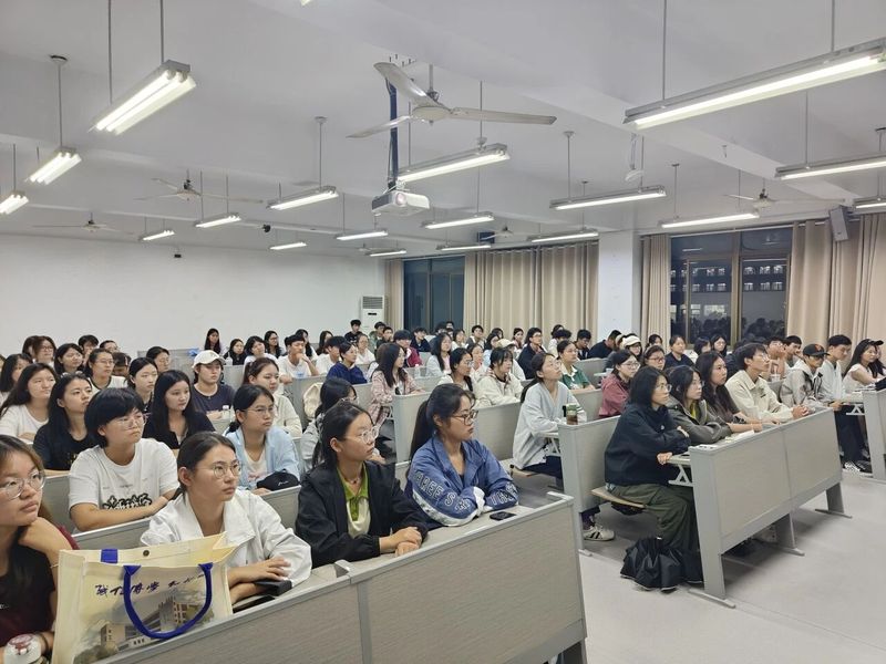 學(xué)院開(kāi)展“銘記歷史，砥礪前行”...